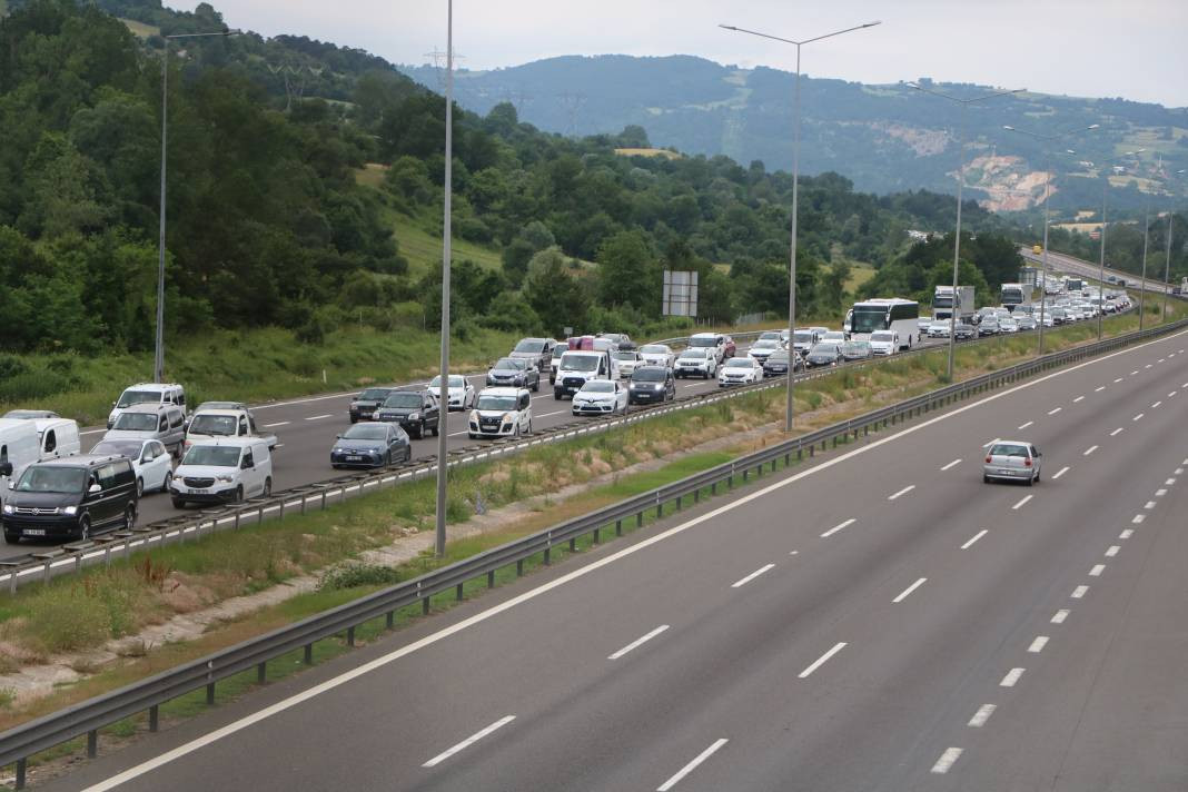 Bolu geçişi resmen kilit! Tatilciler yola çıktı. Her geçen dakika artıyor - Resim: 7